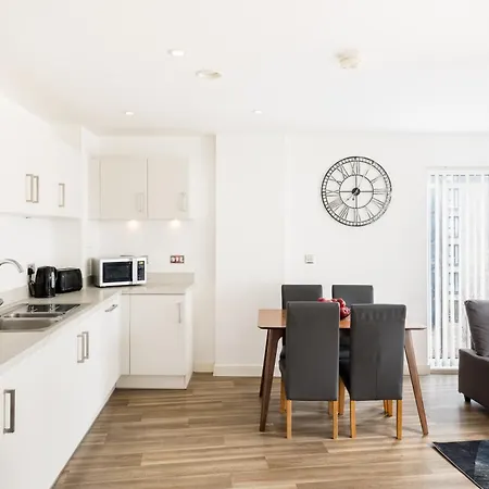 Modern Birmingham City Apartments Secure Gated Parking-2
