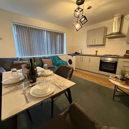 Tudors Esuites Two Bedroom Central Apartments - 6&6Au-3