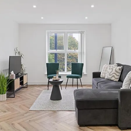 Modern Luxury Flat, 2Br, Sleeps 6-3