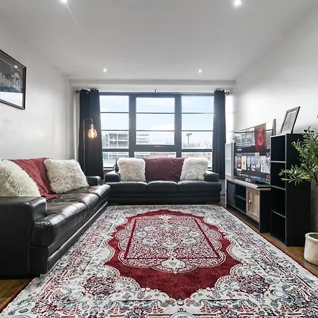 Elegant 2-Bed With Traditional Touches-3