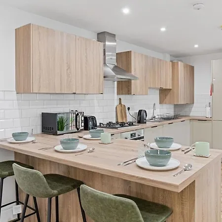 Modern Luxury Flat, 2Br, Sleeps 6-2