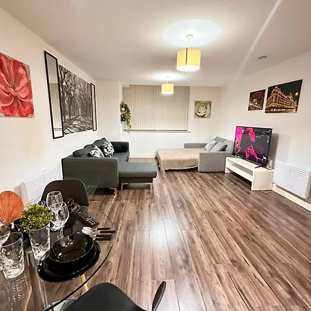 2 Bed Apartment, Free Parking, Broad St Bham City Centre, Sleeps 4-2