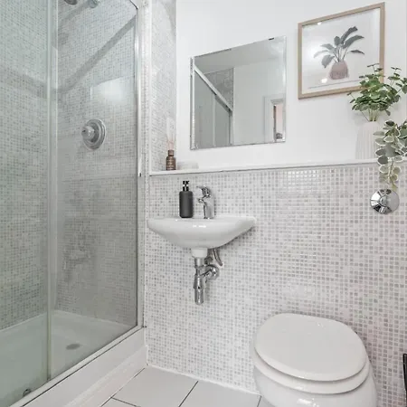 12Th Floor Stylish Apartment - Bright City Views - Modern Stay - Netflix - High Speed Wi-Fi-2