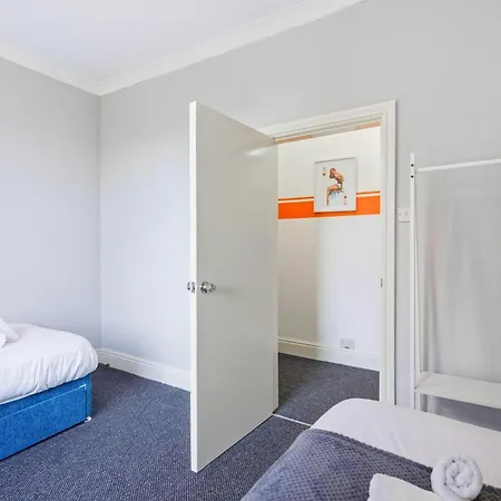 Spacious 3 Bdr, 4 Beds City Apt, Free On-Site Parking-2