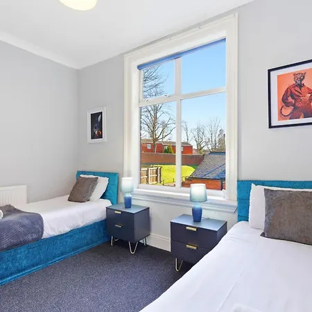 Spacious 3 Bdr, 4 Beds City Apt, Free On-Site Parking-3