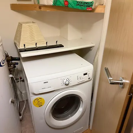 Free Parking Flat, Sleeps 3, Near Qe Hospital-3