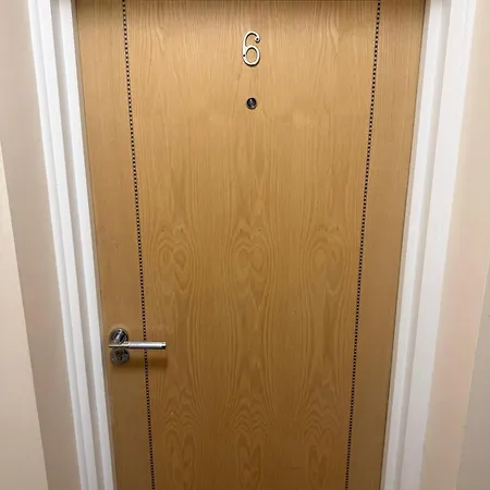 Free Parking Flat, Sleeps 3, Near Qe Hospital-2