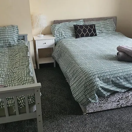 Spacious 3-Bedroom Home In Birmingham With Driveway Parking - The Entire House-2