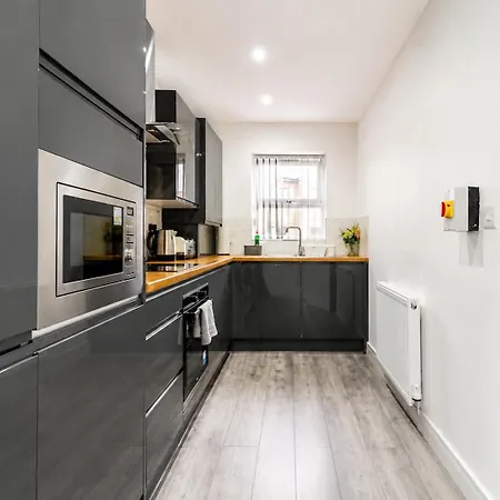 Bridge Court: Luxury Canal-View Apartments with Parking-2