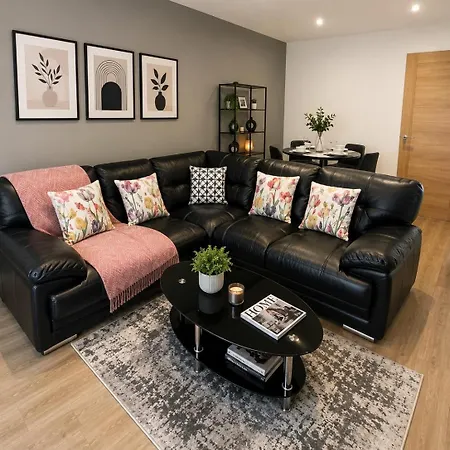 Spacious 2 Beds With Gated Free Parking Wifi,Netflix No Deposit Required-2