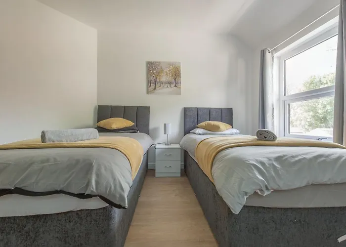 Ryland House Sleeps 8 M6 Access & Garden Apartment Birmingham