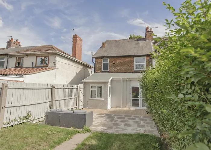 Ryland House Sleeps 8 M6 Access & Garden Apartment Birmingham