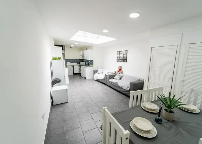 Stay Sa Equipped Studios In Guest House Next To Uob And Qe! Birmingham