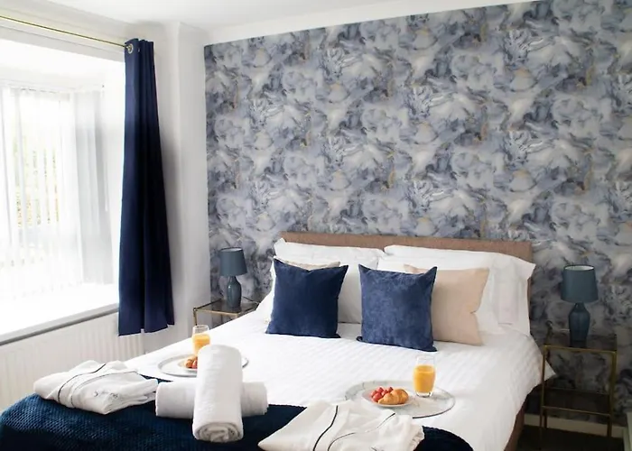 Tranquil Central Birmingham: 2-Bedroom Garden Retreat