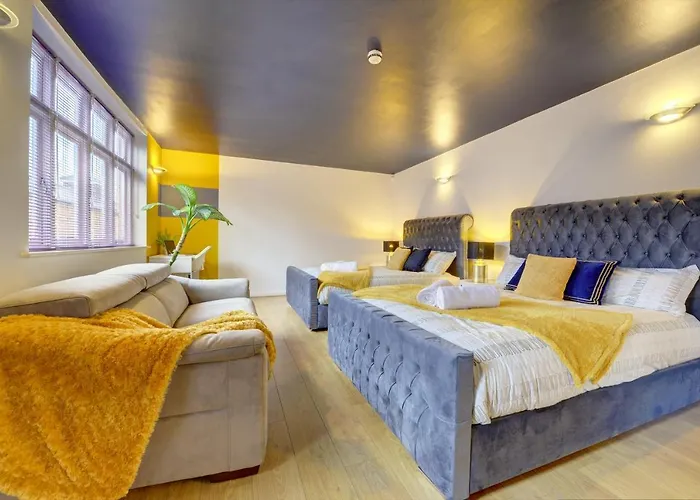City Centre Jewel: 2-Bedroom with Secured Parking Birmingham