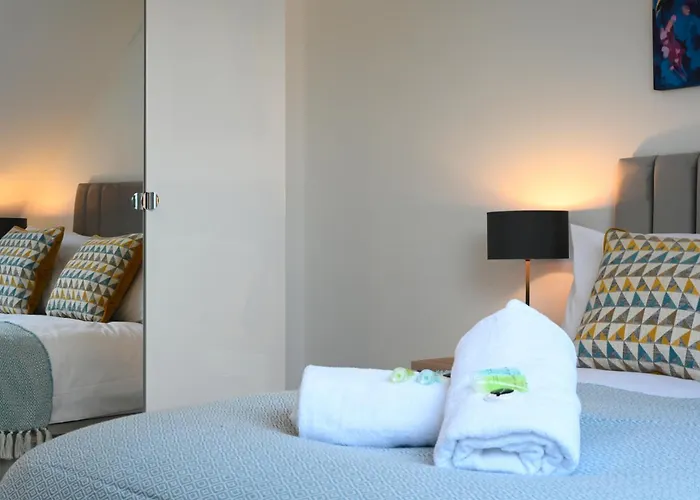 Luxury 4 Bed House With Gated Parking In The Heart Of Birmingham! Apartment