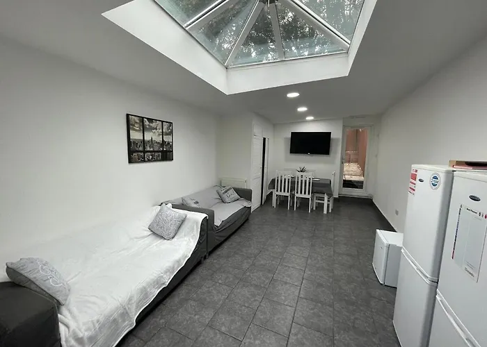 Stay Sa Equipped Studios In Guest House Next To Uob And Qe! Birmingham