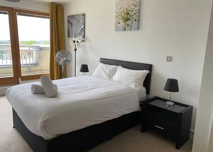 Spacious 2 Bedroom Apartment At The Postbox Birmingham