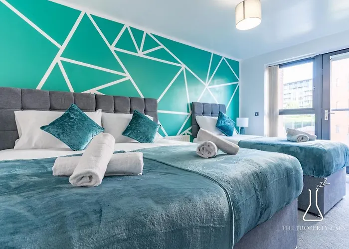 Luxury Birmingham Townhouse: City Centre Balcony & Free Parking