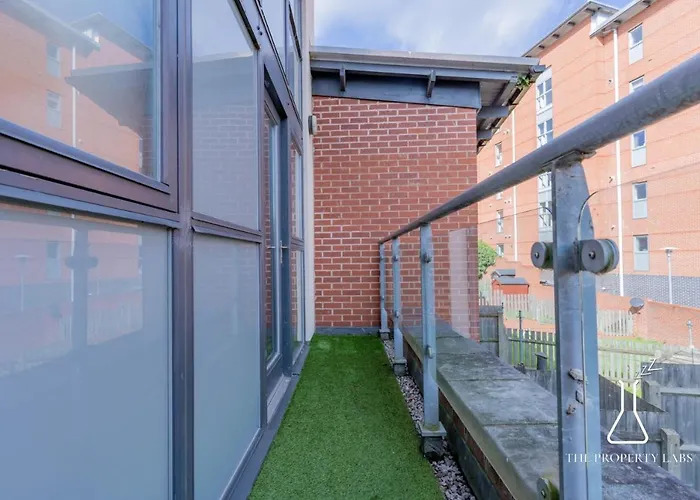 Luxury Birmingham Townhouse: City Centre Balcony & Free Parking