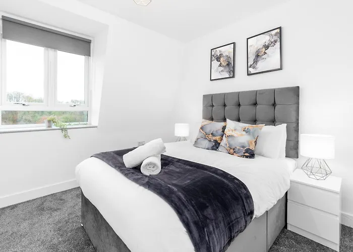 Stylish 2 Bedroom Apartment - Balcony - Secure Parking - Top Rated - 5Mc Birmingham
