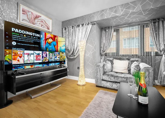 Stylish Apartment - Netflix - Wifi - 70 Inch Smart Tv - Birmingham Centre - Tv In Bedroom 11K
