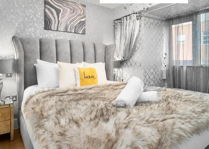 Stylish Apartment - Netflix - Wifi - 70 Inch Smart Tv - Birmingham Centre - Tv In Bedroom 11K