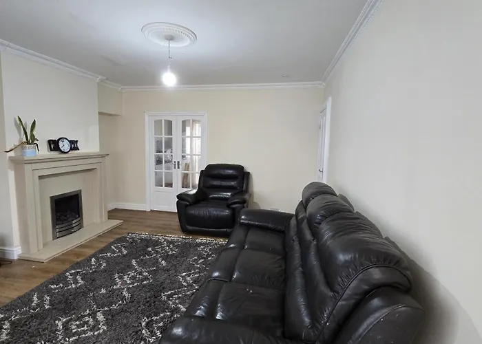 Entire Three Bedroom House In Birmingham