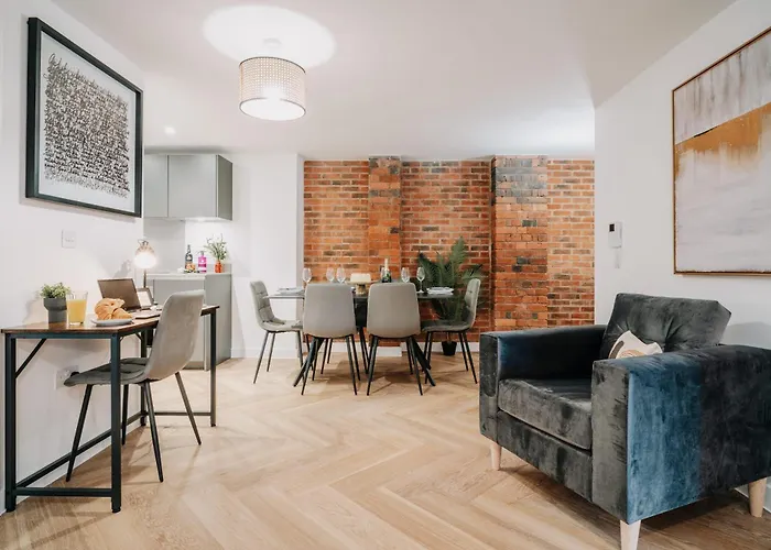 Splendid Industrial Style Pad, City Centre, Fast Wifi, Family, Contractors Birmingham