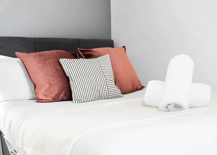 Stylish Two Bedroom Apartment - City Centre - Juliet Balcony - Secure Parking 33S Birmingham