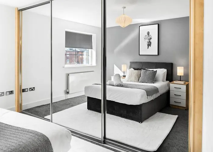 Stylish Two Bedroom Apartment - City Centre - Juliet Balcony - Secure Parking 33S Birmingham