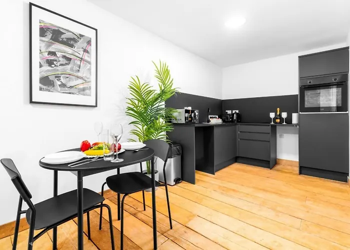 Spacious Loft Style Apartment - Near City Centre - Smart Tv- Wifi - Parking - 3Nt Birmingham