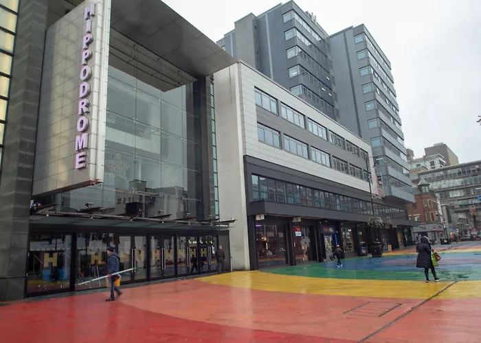 Discover Comfort And Style - Your Elegant Stay Offers A 2-Bedroom Haven With Free Secure Parking And Coffee! Birmingham