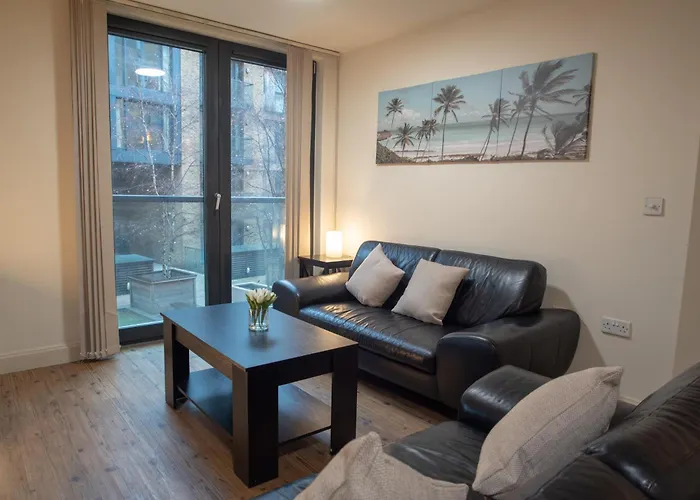 Discover Comfort And Style - Your Elegant Stay Offers A 2-Bedroom Haven With Free Secure Parking And Coffee! Birmingham