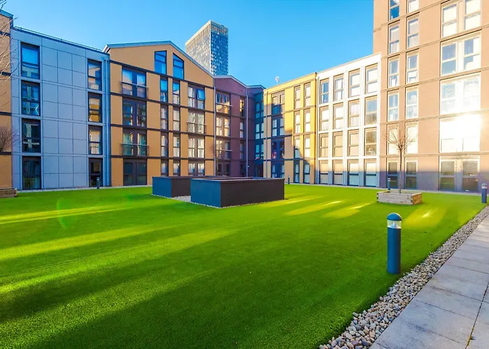 Sterling Suite: Modern City Centre Apartment by Dreamluxe Birmingham