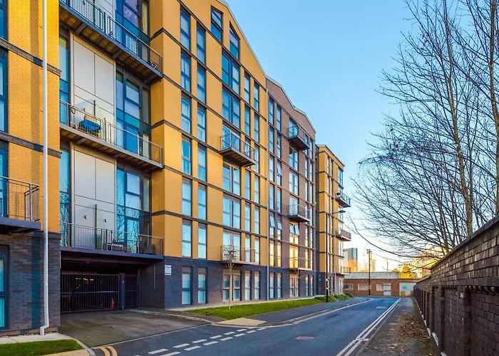 Sterling Suite: Modern City Centre Apartment by Dreamluxe Birmingham