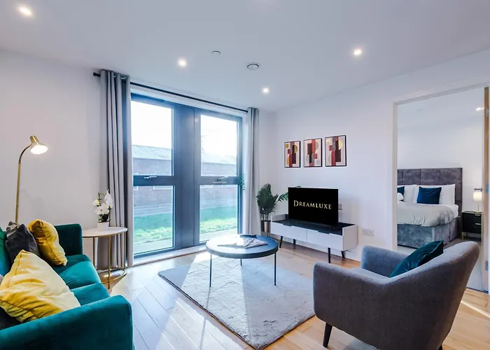 Sterling Suite: Modern City Centre Apartment by Dreamluxe Birmingham