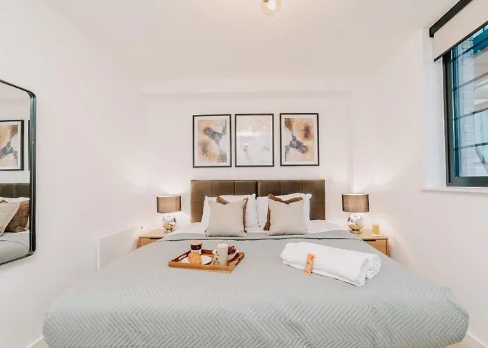 Stunning Industrial Style Gem, City Centre, Balcony Canal View, Fast Wifi, Contractors, Families Birmingham