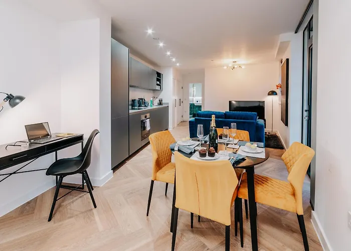 Stunning Industrial Style Gem, City Centre, Balcony Canal View, Fast Wifi, Contractors, Families Birmingham