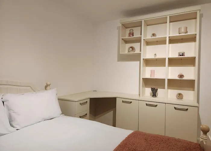 Elmdon House With 4 Spacious Bedrooms To Choose Birmingham