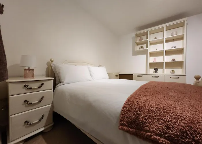 Elmdon House With 4 Spacious Bedrooms To Choose Birmingham