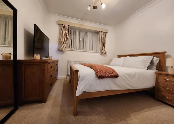Elmdon House With 4 Spacious Bedrooms To Choose Birmingham