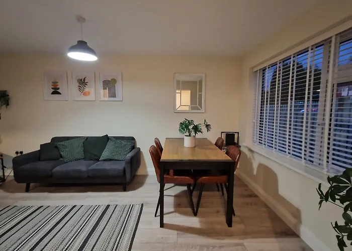 Stylish 2 Bedroom Apartment Sleeps 4 Contractors And Corporates Welcome Birmingham
