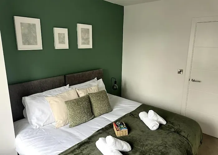 Luxury Oaks Suite, Free Private Parking, 2 Bed 2 Bathroom Apartment, Central Solihull Birmingham