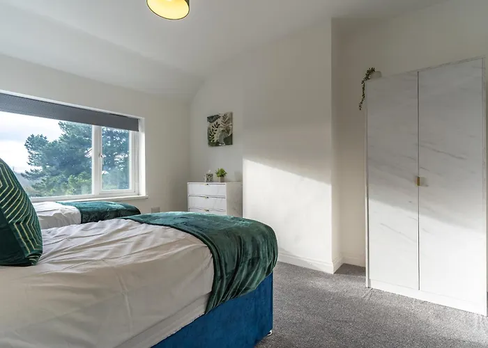 Luxury 4 Bed House Near Birmingham Sleeps 10 Free Parking Fast Wifi Apartment
