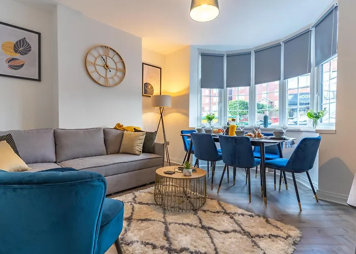 Luxury 4 Bed House Near Birmingham Sleeps 10 Free Parking Fast Wifi Apartment