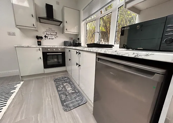 Vibrant Bungalow 2 Bedroom Flat With Secure Private Parking Birmingham