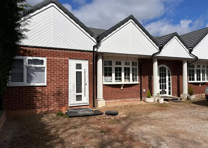 Vibrant Bungalow 2 Bedroom Flat With Secure Private Parking Birmingham