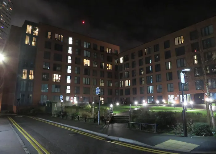 Modern 2-Bed Apartment - Central Birmingham - Sleeps 6