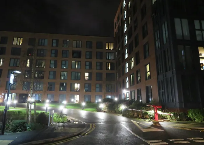 Modern 2-Bed Apartment - Central Birmingham - Sleeps 6